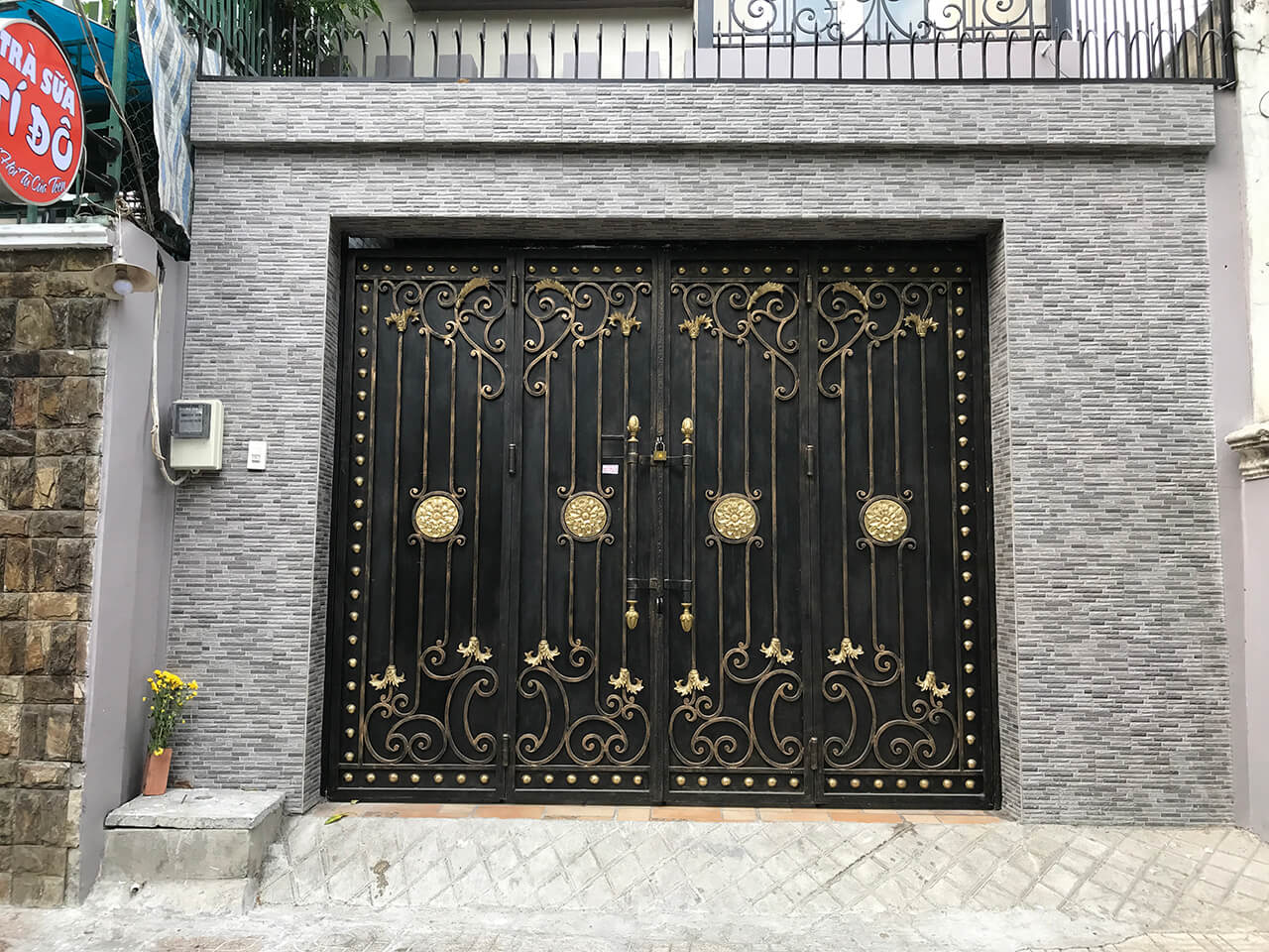 Cổng và ban công sắt mỹ thuật có phù hợp với nhà phố không? #31 Cong Sat 4 Canh (1)