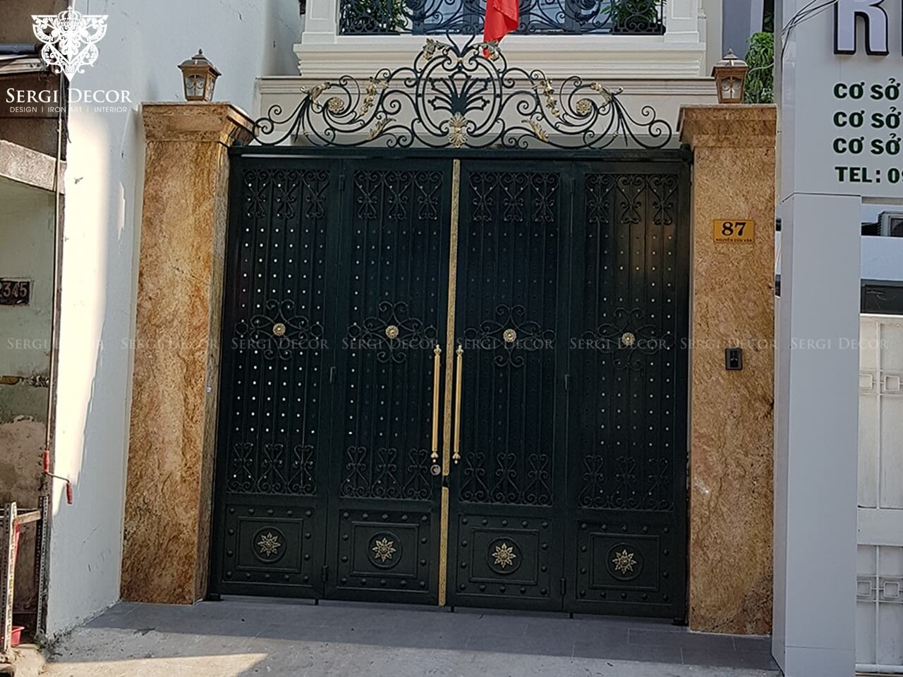 Cổng và ban công sắt mỹ thuật có phù hợp với nhà phố không? #31 Cua Cong Sat My Thuat Gate Ga19015 (1)