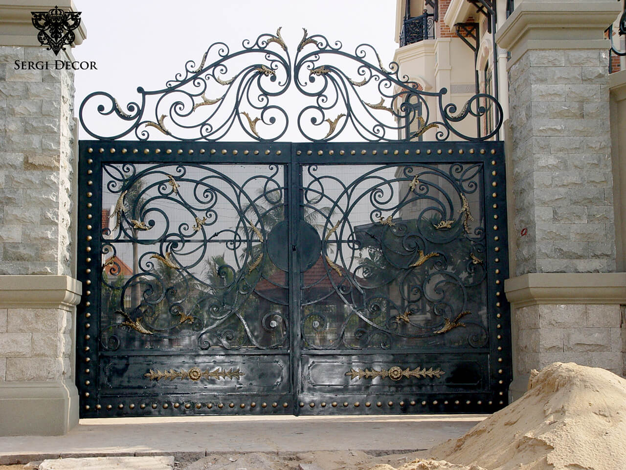 Quy trình tư vấn, sản xuất và lắp đặt sắt mỹ thuật tại Sergi Decor #33 Cua Cong Sat My Thuat Gate Ga19096 (1)